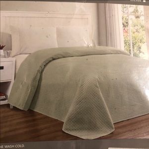 Holly Home Quilted Lightweight Blanket 86x86”